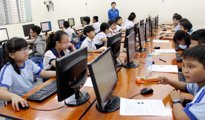 Các bạn học sinh tiểu học tham gia phần thi trực tuyến Hội thi tin học trẻ TP.HCM lần 26-2017 - Ảnh: Q.NG.