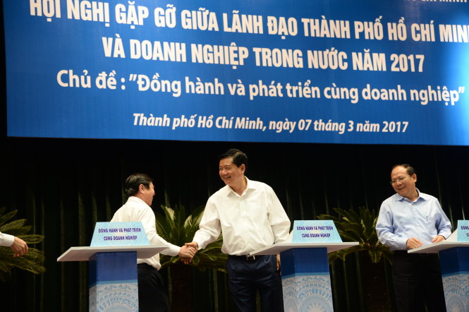 Lãnh đạo TP.HCM bấm nút khởi động ra mắt Cổng tiếp nhận yêu cầu trợ giúp doanh nghiệp TP.HCM - Ảnh: TỰ TRUNG