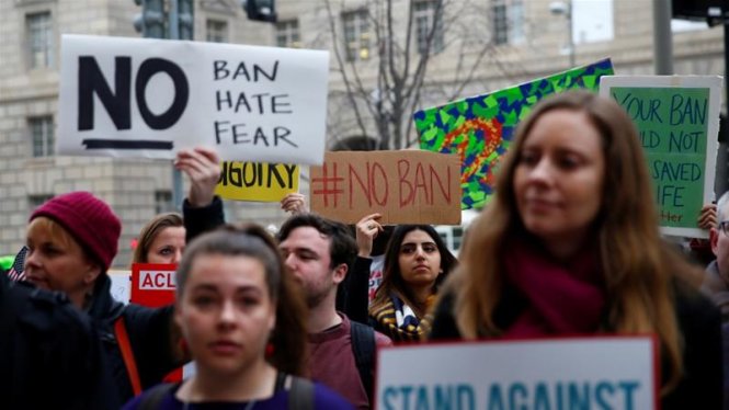 Người dân biểu tình phản đối sắc lệnh nhập cư của ông Trump - Ảnh: Reuters
