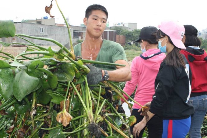 Cán bộ, chiến sĩ trẻ tham gia khơi thông dòng chảy rạch Cầu Suối (huyện Bình Chánh) - Ảnh: C.K