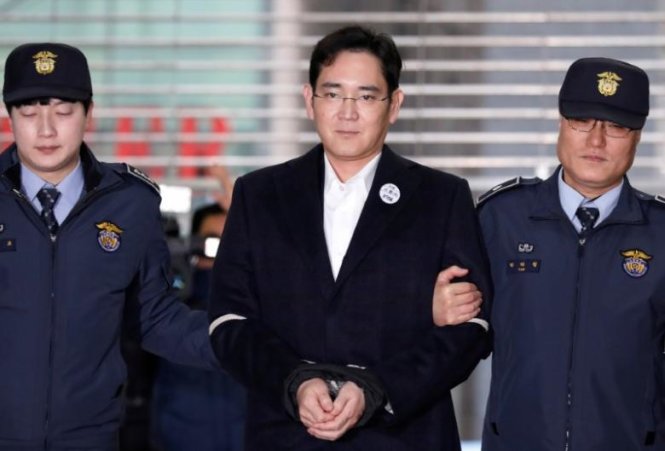 Lãnh đạo tập đoàn Samsung Lee Jae Yong (giữa) đến văn phòng luật sư độc lập tại Seoul ngày 19-2 - Ảnh: Reuters
