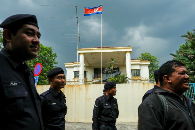 Cảnh sát Malaysia canh gác trước cổng tòa nhà Đại sứ quán Triều Tiên ở thủ đô Kuala Lumpur - Ảnh: Reuters