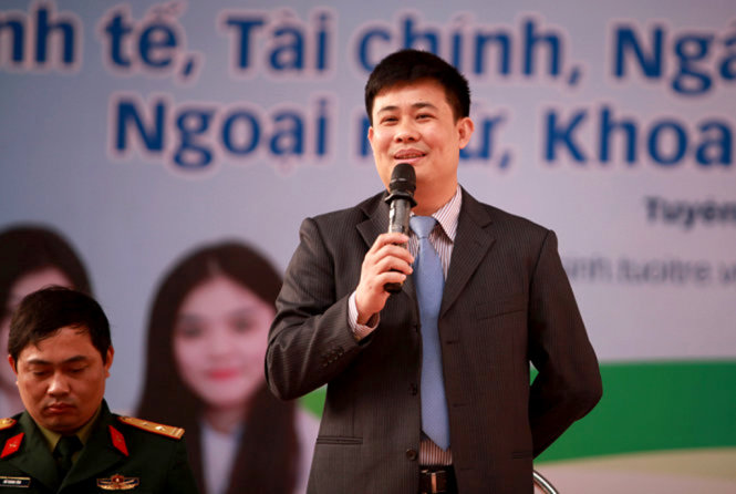 TS Sái Công Hồng - Phó cục trưởng Cục Khảo thí và kiểm định chất lượng giáo dục, Bộ GD-ĐT - tư vấn cho thí sinh tại Tuyên Quang. Tại chương trình tư vấn tuyển sinh ở Nghệ An, Thanh Hóa, TS Sái Công Hồng sẽ tiếp tục tư vấn cho thí sinh - Ảnh: NAM TRẦN