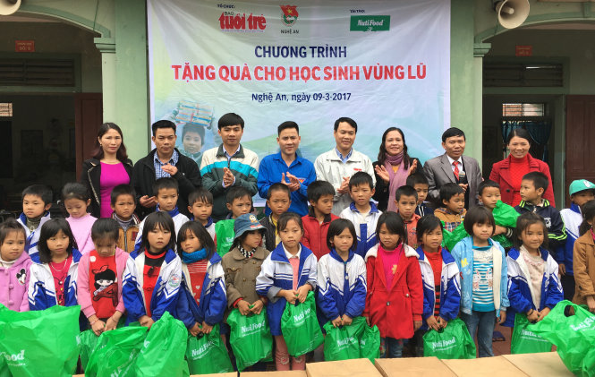 696 học sinh Trường tiểu học Quỳnh Thanh B, huyện Quỳnh Lưu (Nghệ An) nhận quà - Ảnh: Văn Định