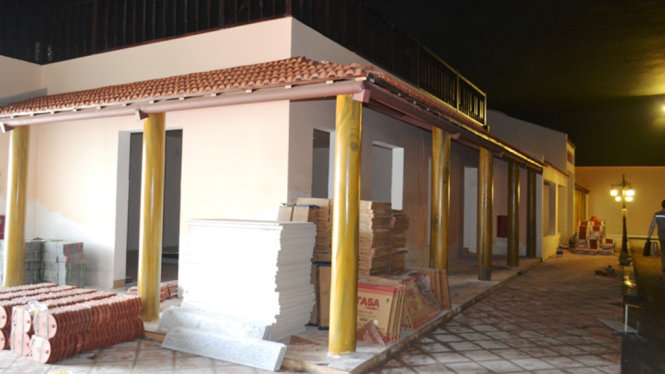 Bên trong nhà kho là cụm công trình xây dựng kiên cố - Ảnh: T.L
