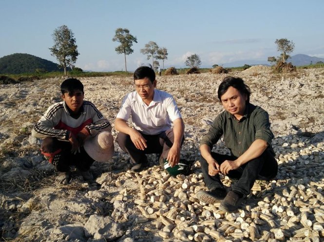 Chiều 8-3, thầy Dậu (bìa phải) vào đưa Gôl trở về trường - Ảnh: V.D.