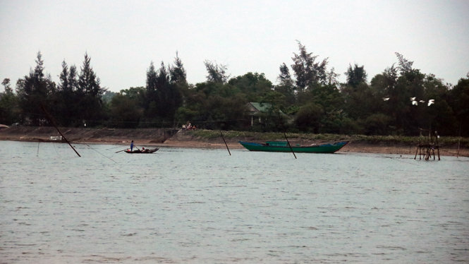 Đoạn sông nơi hai học sinh bị đuối nước - Ảnh: QUỐC NAM