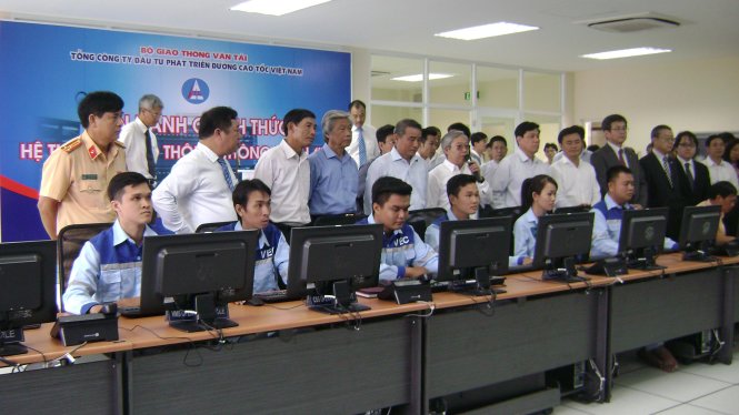 Các cán bộ kỹ thuật đang theo dõi trêm màn hình ở Trung tâm ITS - Ảnh: Ngọc Ẩn