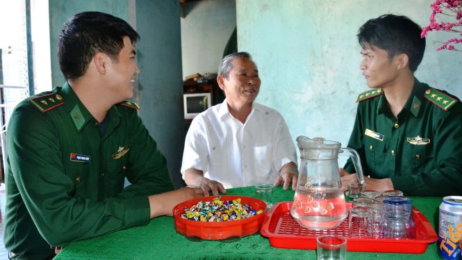 Ông Bảy trò chuyện cùng những sĩ quan Đồn biên phòng Phổ Quang sau chuyến tuần tra của các anh - Ảnh: Trần Mai