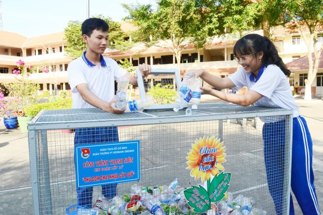 Học sinh bỏ rác vào lồng sắt chờ đến cuối tuần cân bán - Ảnh: M.K
