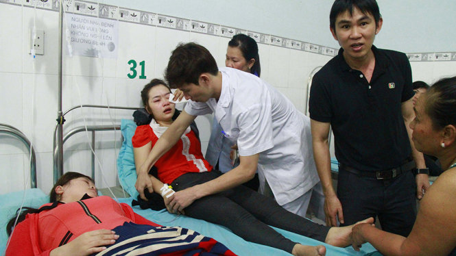 Công nhân nghi bị ngộ độc được theo dõi tại bệnh viện - Ảnh: XUÂN AN
