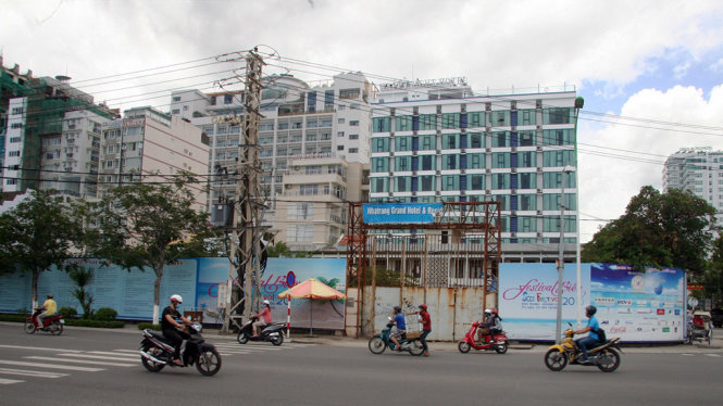 Khu “đất vàng” bên biển Nha Trang tại số 48-48A Trần Phú bị để hoang suốt nhiều năm qua và UBND tỉnh Khánh Hòa vừa có quyết định cưỡng chế để thu hồi - Ảnh: Phan Sông Ngân