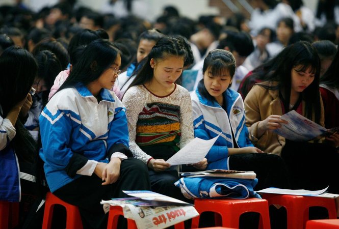 Các bạn học sinh tìm hiểu các thông tin tuyển sinh 2017 trước giờ khai mạc chương trình - Ảnh: Nam Trần