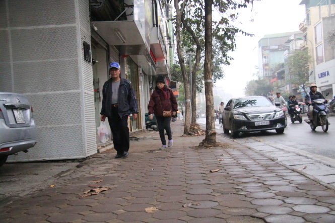 Một số đoạn vỉa hè trên phố Tôn Đức Thắng đã được dọn dẹp xong, người dân đi bộ trên vỉa hè dễ dàng hơn - Ảnh: DANH TRỌNG