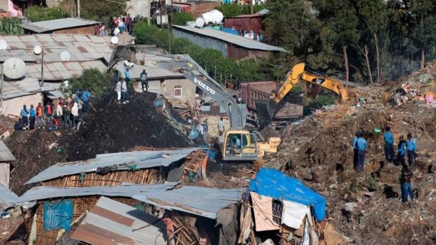 Hiện trường khu vực xảy ra vụ sụp bãi rác ở ngoại ô thủ đô của Ethiopia - Ảnh: AFP