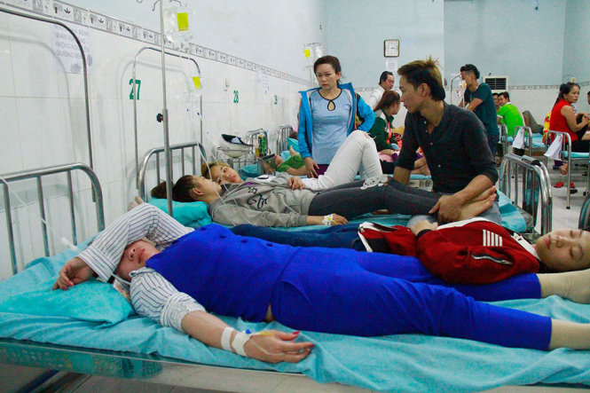 Các công nhân nhập viện sau bữa ăn trưa ngày 9-3 - Ảnh: XUÂN AN