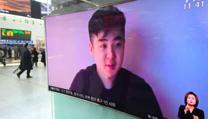 Người dân Hàn Quốc theo dõi chương trình truyền hình phát đoạn video được cho là của Kim Han Sol, con trai Kim Jong Nam tại một nhà ga ở Seoul - Ảnh: AFP