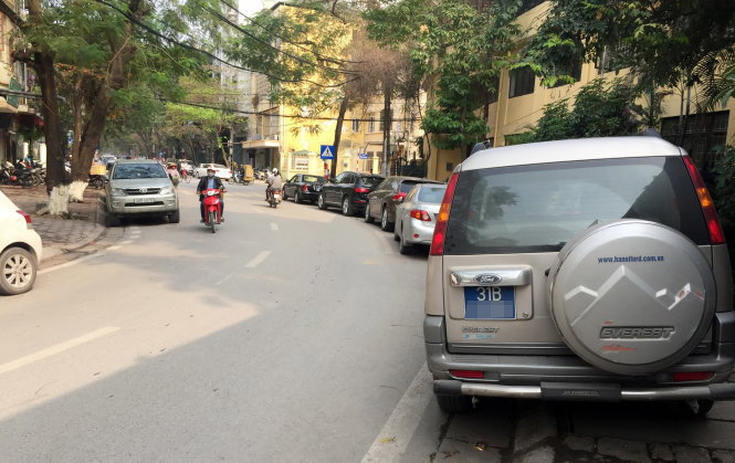 Hà Nội thiếu bãi đỗ xe, xe cộ đậu tràn lan ra vỉa hè, lòng đường - Ảnh: Lâm Hoài