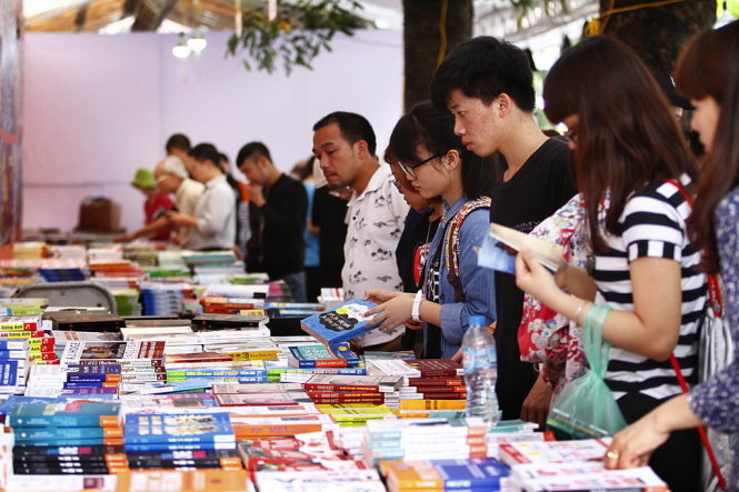 Độc giả tham dự hội sách Hà Nội 2016 - Ảnh: NAM TRẦN