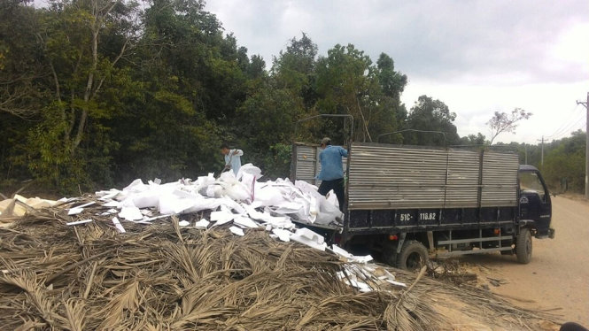 Xe tải ngang nhiên đổ rác gây ô nhiễm và mất mỹ quan - Ảnh: Do du khách cung cấp