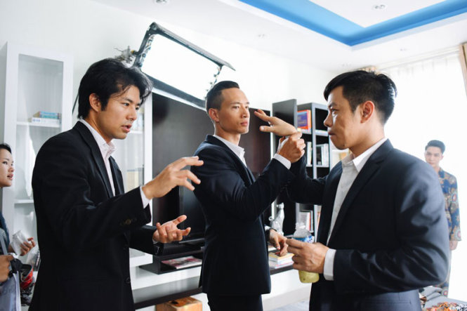 Đạo diễn Ken Ochiai (trái) đang chỉ đạo diễn xuất Vệ sĩ Sài Gòn - Ảnh: ĐPCC