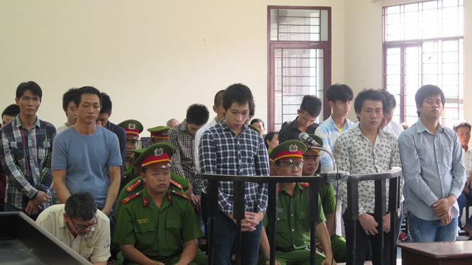 Các bị cáo đứng nghe tuyên án - Ảnh: TUYẾT MAI