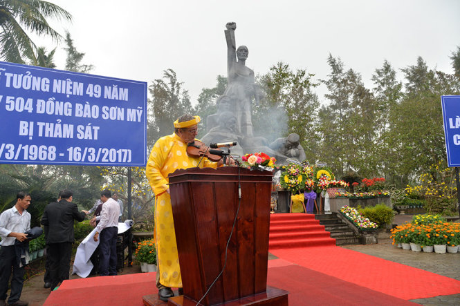 Ông Mike Boehm kéo vỹ cầm trong ngày tưởng niệm 49 năm vụ thảm sát Sơn Mỹ - Ảnh: TRẦN MAI
