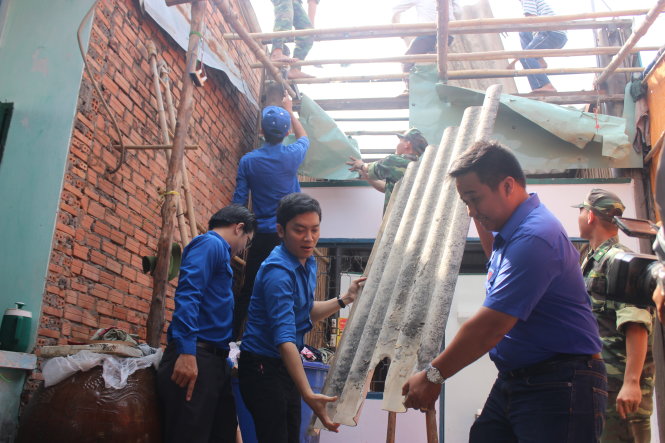 Các bạn trẻ tham gia xây dựng nhà tình bạn - Ảnh: C.K.