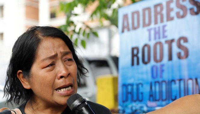 Thân nhân của một nghi can trong chiến dịch truy quét tội phạm ma túy của tổng thống Rodrigo Duterte tham gia chương trình cầu nguyện tại thành phố Quezon, vùng đô thị Manila, Philippines ngày 14-3-2017 - Ảnh: Reuters