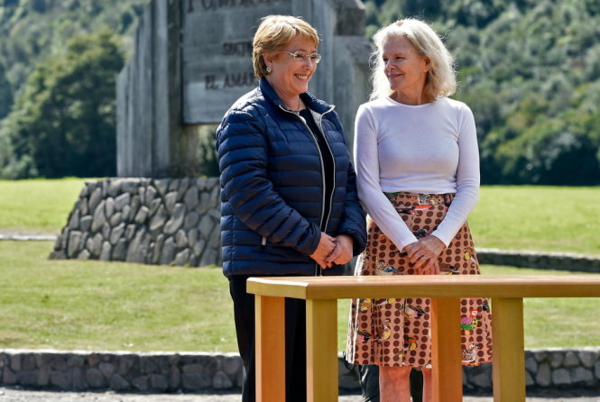 Tổng thống Chile Michelle Bachelet (trái) cùng bà Kristine McDavitt (phải) trong buổi lễ ký kết tặng đất lớn nhất - Ảnh: AFP
