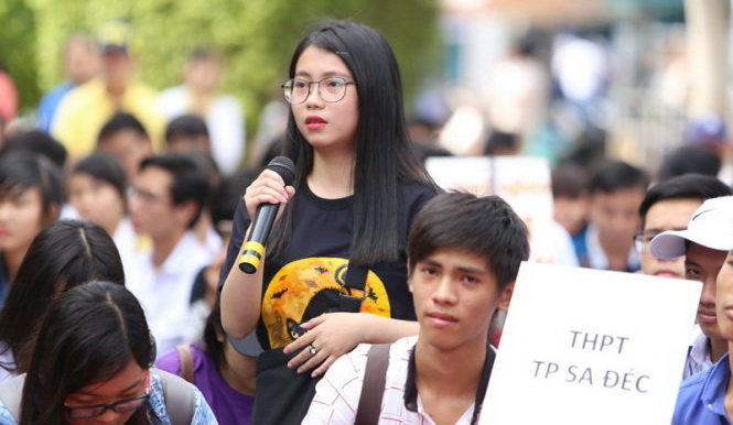 Thí sinh đặt câu hỏi cho ban tư vấn tại chương trình tư vấn - tuyển sinh hướng nghiệp 2016 tại Trường ĐH Đồng Tháp. Năm nay, dự kiến có khoảng 4.000 thí sinh tham dự - Ảnh: Như Hùng