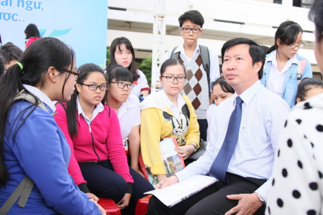 PGS.TS Nguyễn Ngọc Khôi - phó trưởng phòng đào tạo Trường ĐH Y dược TP.HCM chia sẻ thông tin tuyển sinh năm 2017 với học sinh tỉnh Khánh Hòa . - Ảnh: TRẦN HUỲNH
