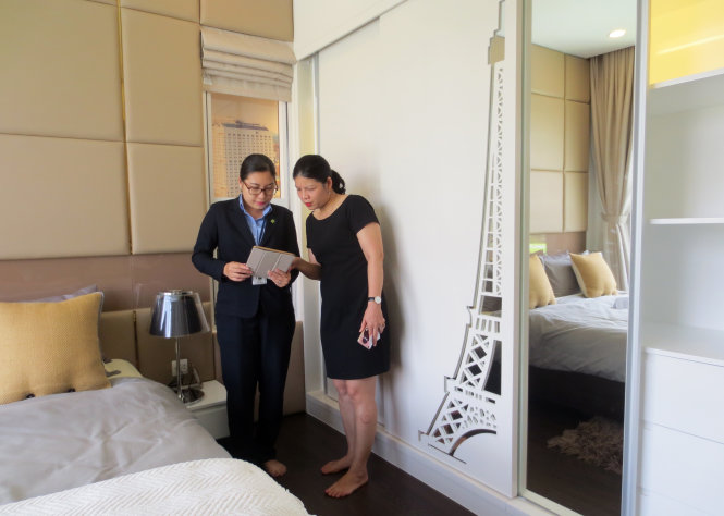 Chị Nguyễn Thị Nhài (ngụ Q.7, TP.HCM), khách tham quan khu nhà mẫu Sunrise Riverside của Novaland. Ảnh: THÁI NGA.