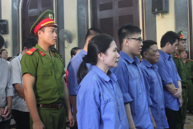 Nguyễn Thị Hoàng Oanh (hàng đầu bên trái) và các đồng phạm tại tòa sáng 17-3 - Ảnh: T.L