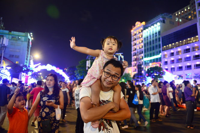 Người dân đón năm mới 2017 trên phố đi bộ Nguyễn Huệ, TP.HCM - Ảnh: DUYÊN PHAN