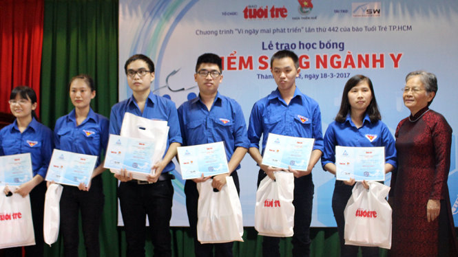 Bà Nguyễn Thị Minh Phượng - đại diện Uy ban tương trợ người Việt tại Đức - trao học bống cho sinh viên - Ảnh: Xuân Đào