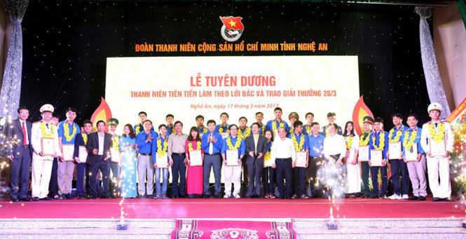 Tỉnh Đoàn Nghệ An tuyên dương 26 gương Thanh niên tiên tiến làm theo lời Bác và Giải thưởng 26/3 năm 2017 - Ảnh: DOÃN HÒA