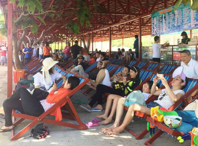 Rất nhiều du khách đến nhà hàng mới xây trong trạm kiểm soát biên phòng Hòn Mun - Ảnh: B.T.B.
