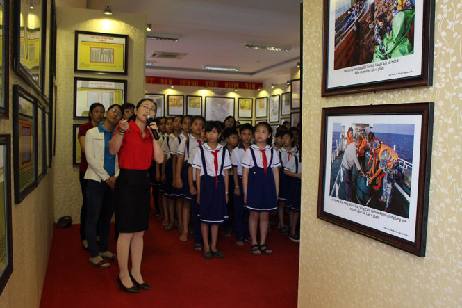 Học sinh chăm chú lắng nghe giới thiệu về Hoàng Sa, Trường Sa - Ảnh: DUY KHÁNH
