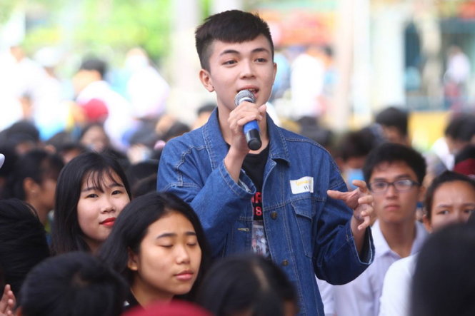 Học sinh đặt câu hỏi với ban tư vấn tại phần tư vấn chung - Ảnh: Chí Quốc