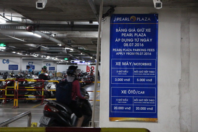 Bảng quy định mức giá giữ xe tại Trung tâm thương mại Pearl Plaza - Ảnh: THU TRANG