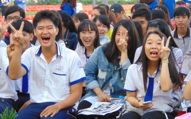 Từ 6h30, các bạn thí sinh đã tới điểm tư vấn và tỏ ra rất hào hứng - Ảnh: K.Nam