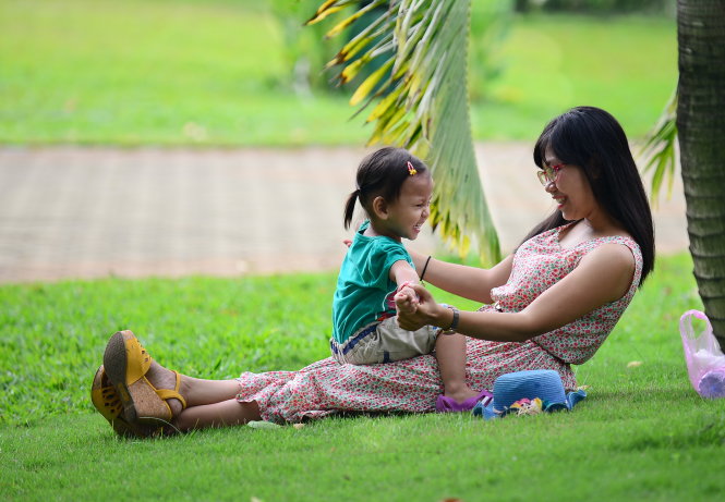 Đối với một số người, hạnh phúc đơn giản là gia đình đầm ấm, con cái vui khỏe, vâng lời cha mẹ - Ảnh: T.T.D.