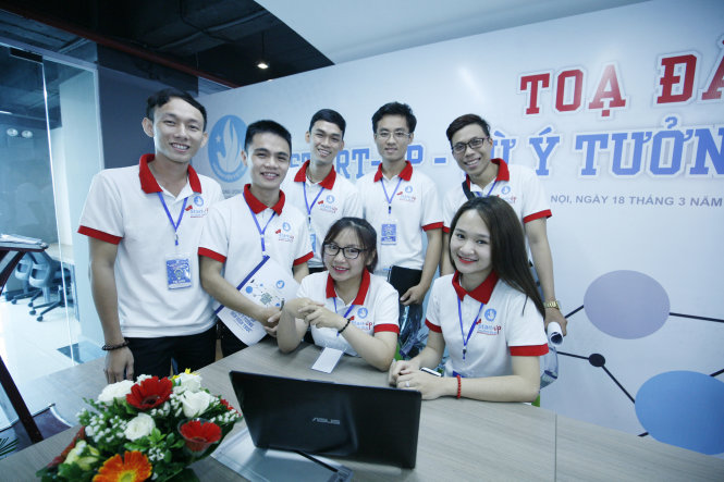 Các thí sinh lọt vào vòng chung kết Cuộc thi Start-up Student Ideas, tại tọa đàm - Ảnh: NAM TRẦN