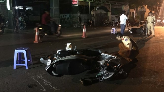 Hiện trường vụ xe ôtô tông liên tiếp ba xe máy tối nay trên đường Y Moan, TP Buôn Ma Thuột - Ảnh: L.G