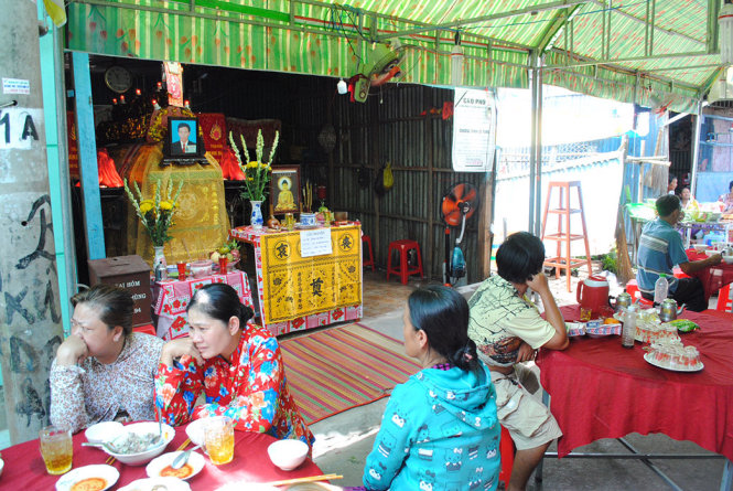 Gia đình lo hậu sự cho ông Trúc - Ảnh: THÀNH NHƠN