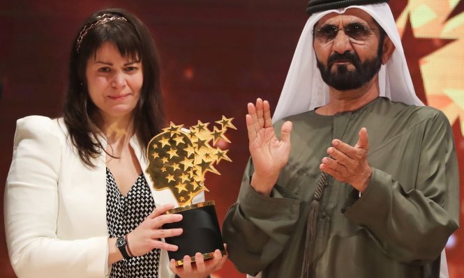 Cô Maggie MacDonnell nhận giải thưởng Nhà giáo toàn cầu từ ông Mohammed bin Rashid al-Maktoum - Ảnh: AFP
