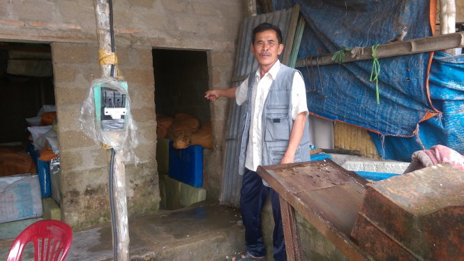 Ông Nguyễn Tiến Phương (xã Cẩm Nhượng) là hộ sản xuất đá cung cấp cho ngư dân nhưng không nhận được tiền đền bù - Ảnh: VĂN ĐỊNH