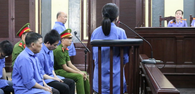 Nguyễn Thị Hoàng Oanh và Lê Văn Tính trả lời xét hỏi của đại diện viện kiểm sát - Ảnh: T.L