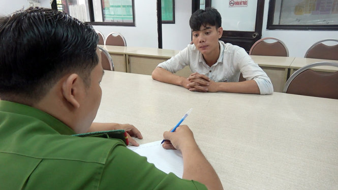 Trần Tuấn Hưởng tại cơ quan công an - Ảnh: Nguyễn Minh